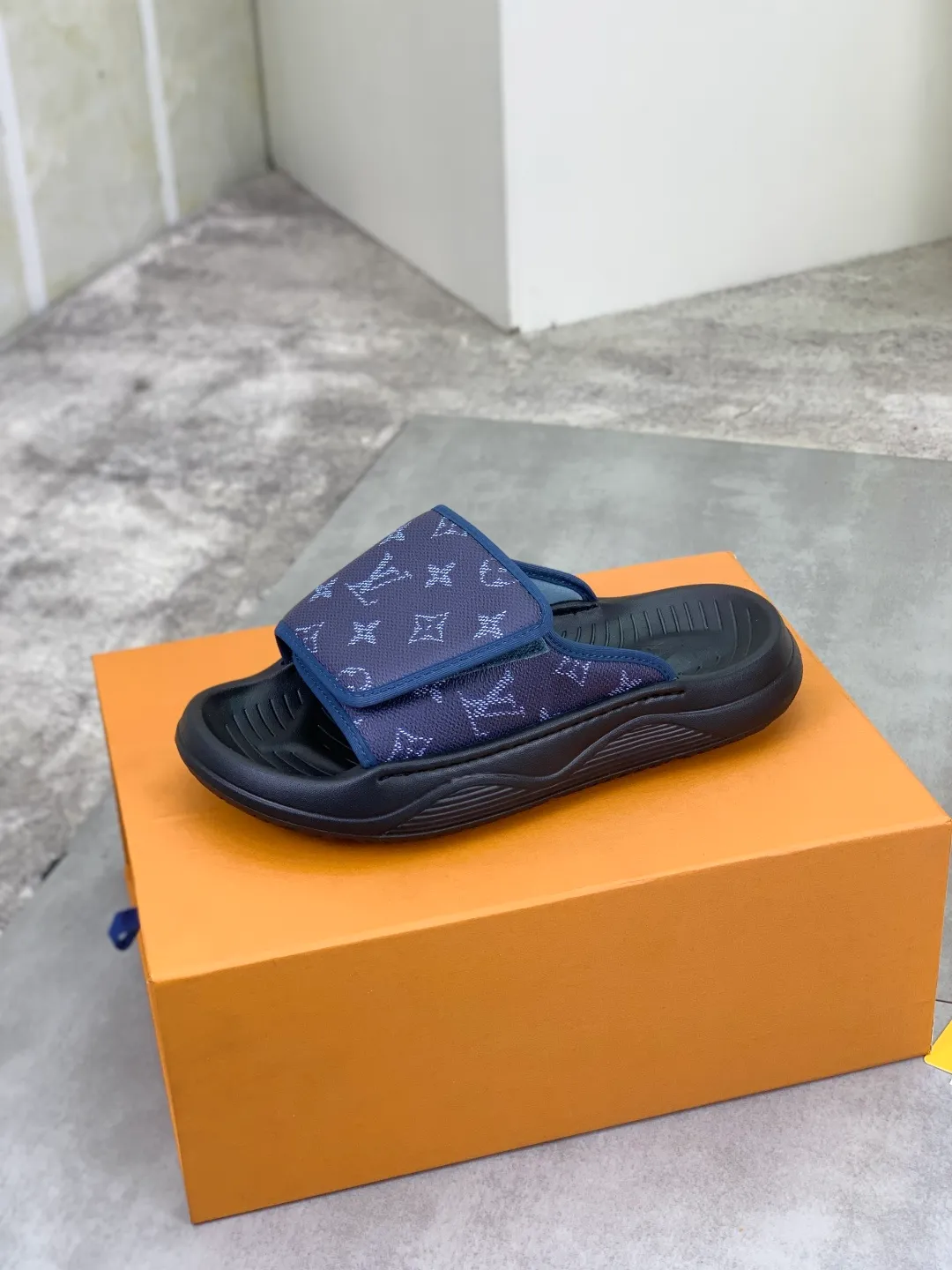 Men's shoes 💰P320💰【New style】🆘 Original quality 【LOUIS VUITTON】The popular Louis Vuitton LV men's slippers on the official website are on sale simultaneously! Original fabric imported from Italy. Original bottom provided by the original factory. Number of yards: 38-44 (customized to 45). Multiple colors to choose from. Fully packaged drawer box.